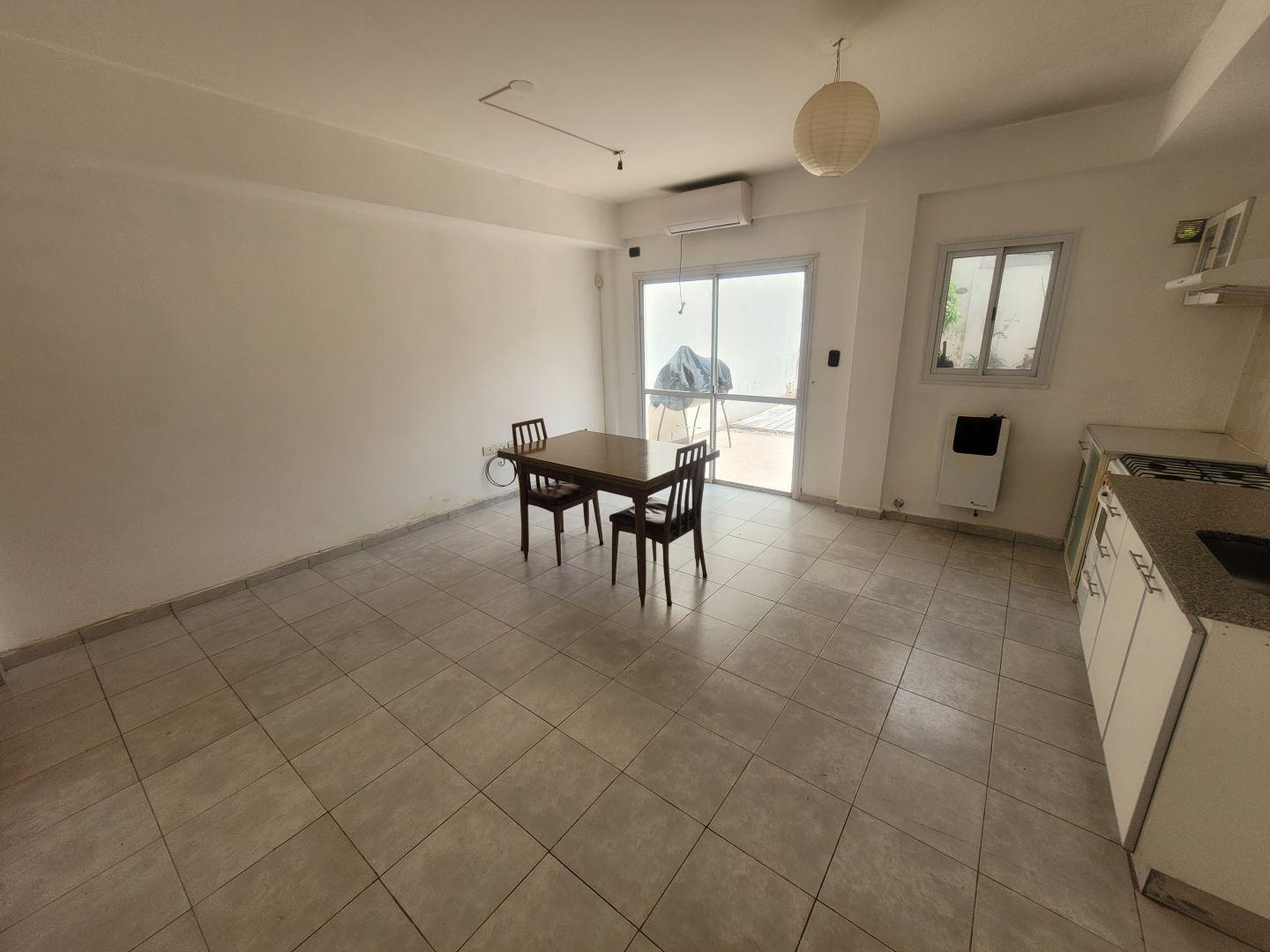 Foto de Departamento de 1 dormitorio y patio en venta, imagen 2
