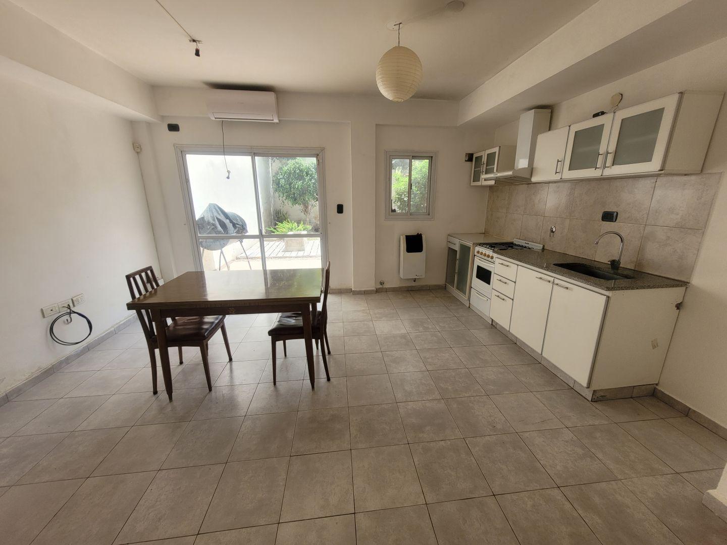 Foto de Departamento de 1 dormitorio y patio en venta, imagen 3