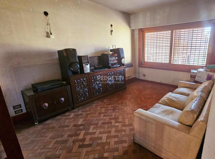 Encantadora Casa en Venta con Jardín en Vélez Sarsfield, CABA + Estudio/Consultorios con entrada ind 5