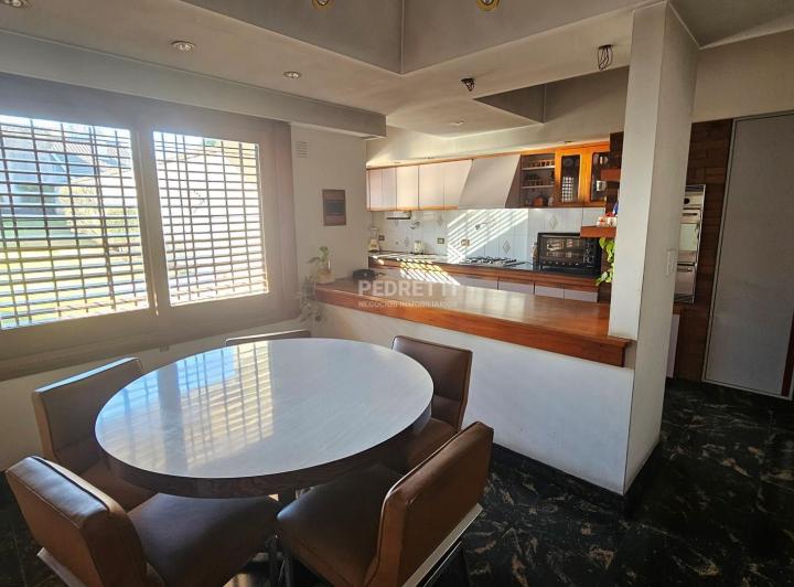 Encantadora Casa en Venta con Jardín en Vélez Sarsfield, CABA + Estudio/Consultorios con entrada ind 2