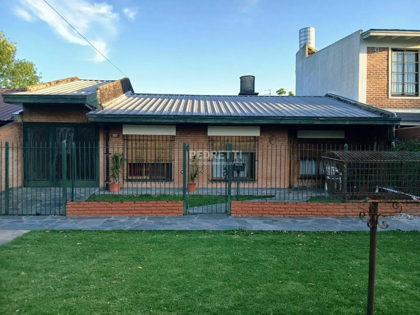 Casa en Venta de 5 ambientes con Garage, Quincho y Parque en Burzaco. ACEPTA PERMUTA 2