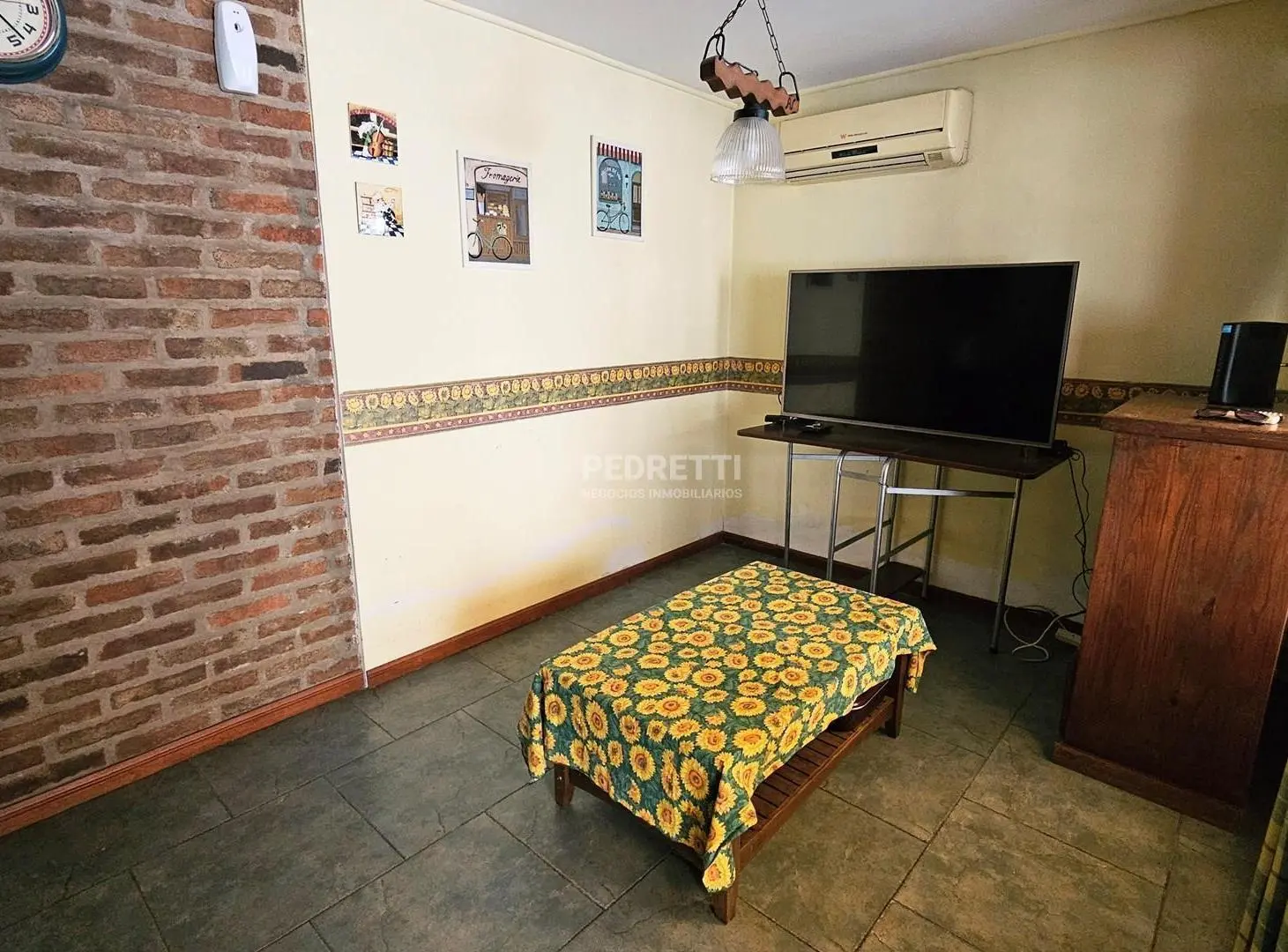 Casa en Venta de 5 ambientes con Garage, Quincho y Parque en Burzaco. ACEPTA PERMUTA 8