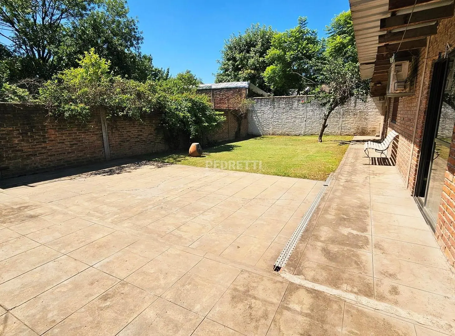Casa en Venta de 5 ambientes con Garage, Quincho y Parque en Burzaco. ACEPTA PERMUTA 1
