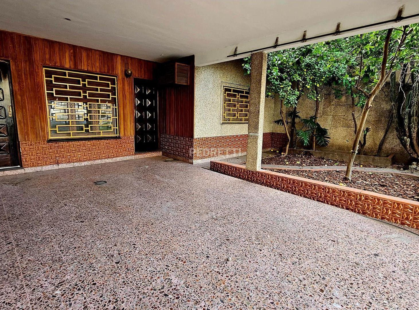 Casa en Venta con 3 Dormitorios, 2 Cocheras, Patio, Jardín, Terraza y Balcón en Lanús Oeste