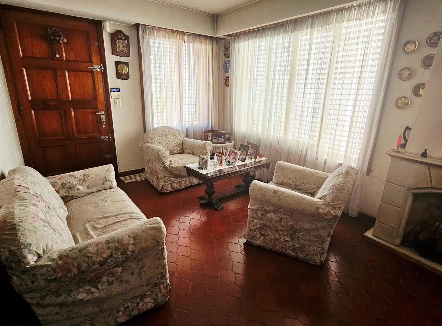Chalet en Venta con 4 dormitorios, Jardín, Patio, Quincho y Garage Pasante 2