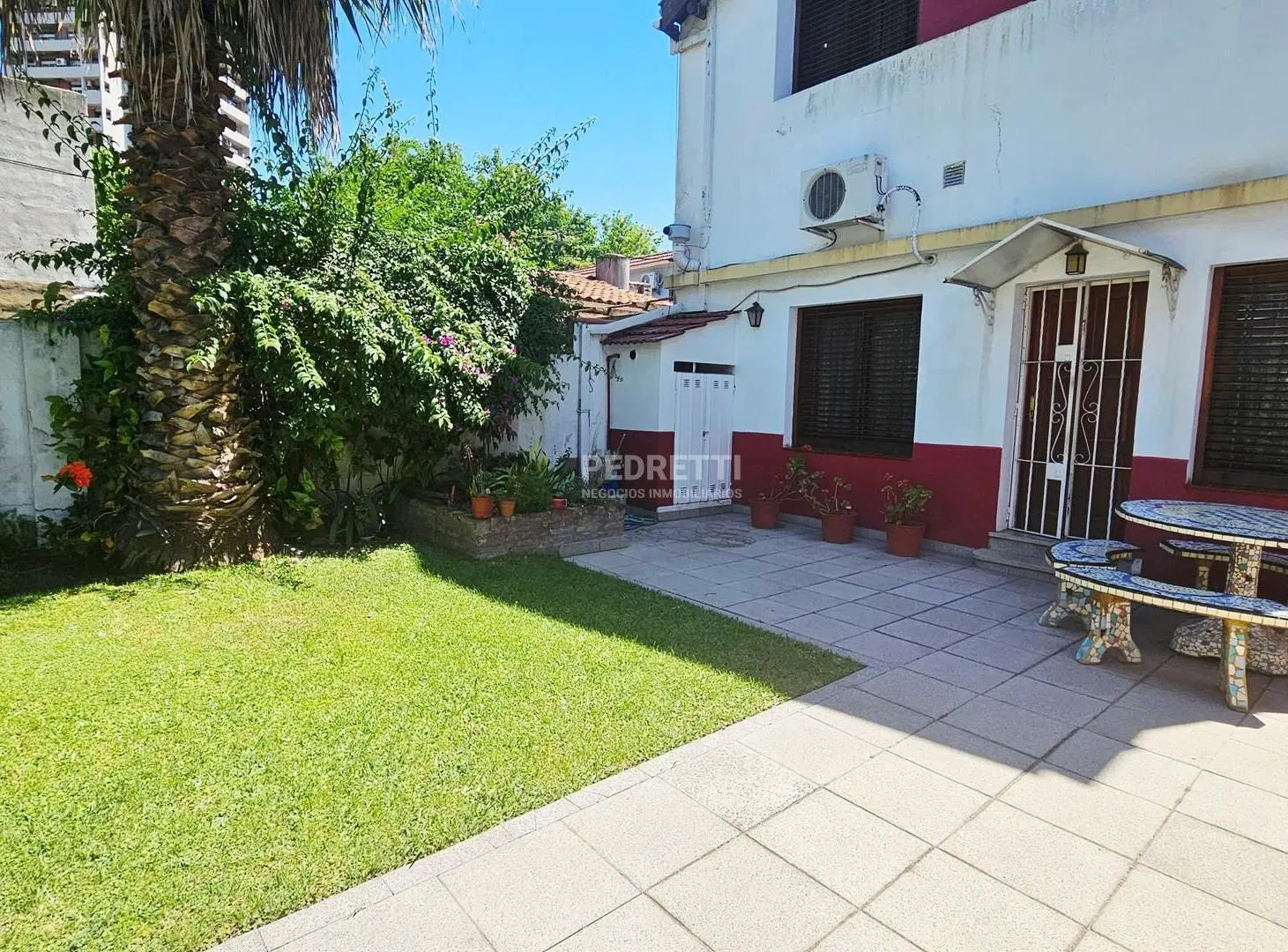 Chalet en Venta con 4 dormitorios, Jardín, Patio, Quincho y Garage Pasante 4
