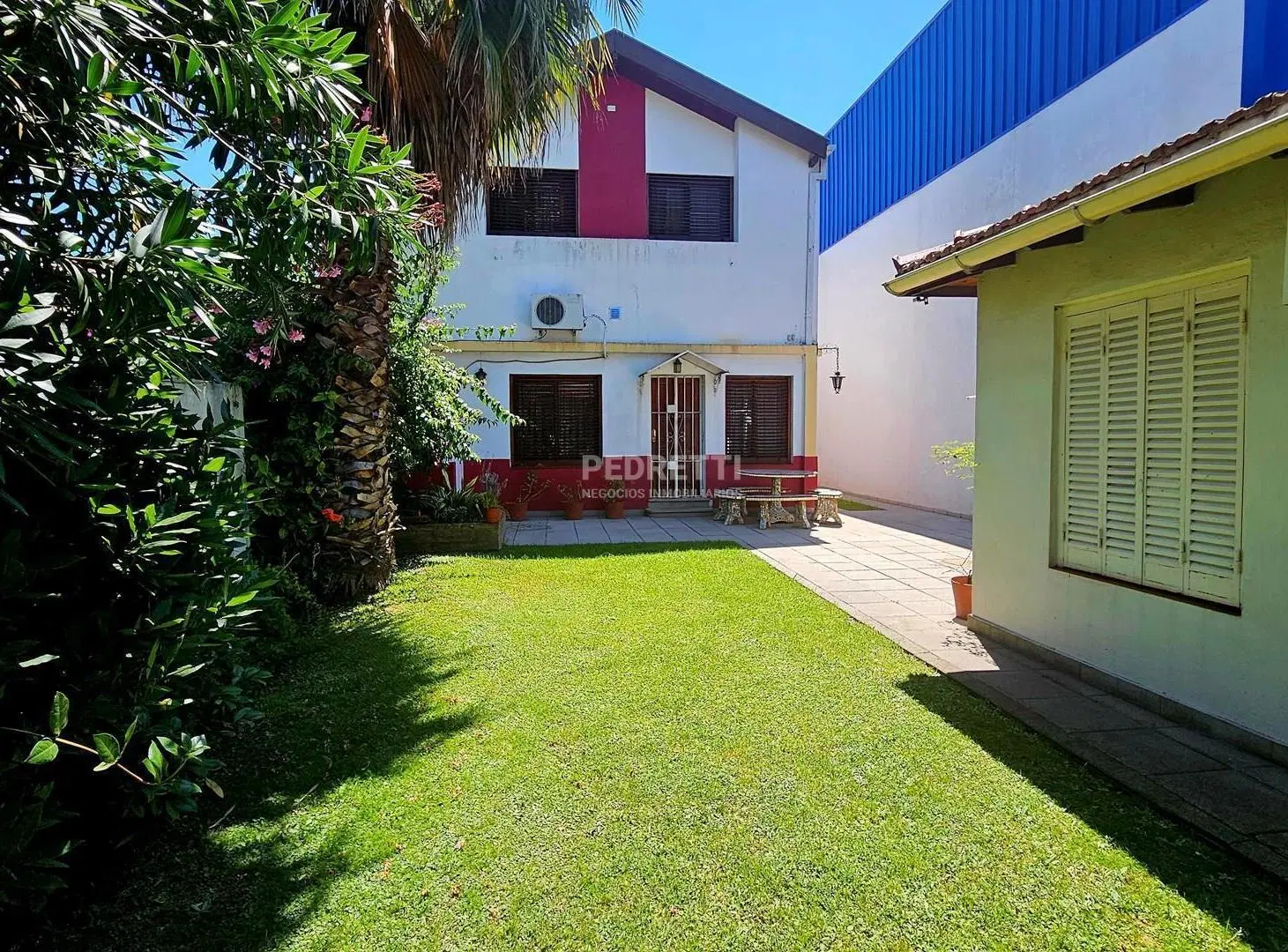 Chalet en Venta con 4 dormitorios, Jardín, Patio, Quincho y Garage Pasante 3