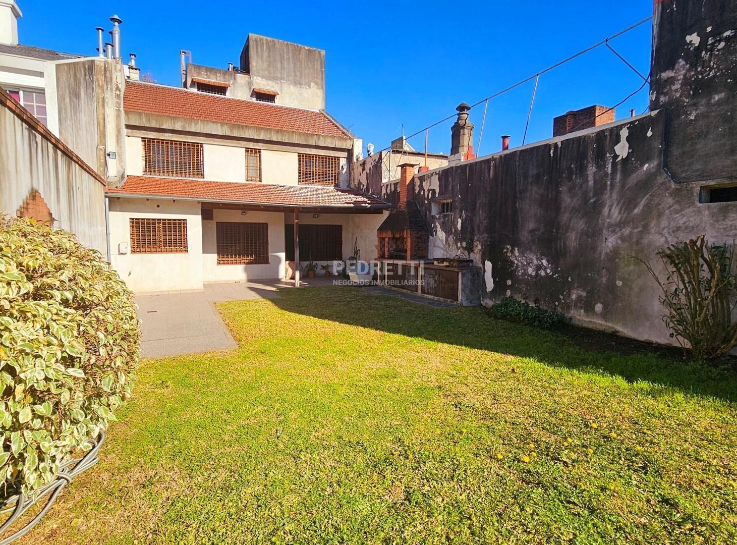 Chalet en Venta en Floresta, CABA. Con oficinas/consultorios (entrada independiente)