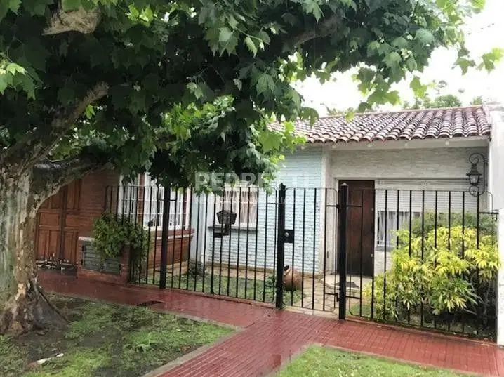 BAJÓ DE PRECIO_Muy linda Casa en Venta ubicada en Lomas de Zamora con garaje y jardín 5