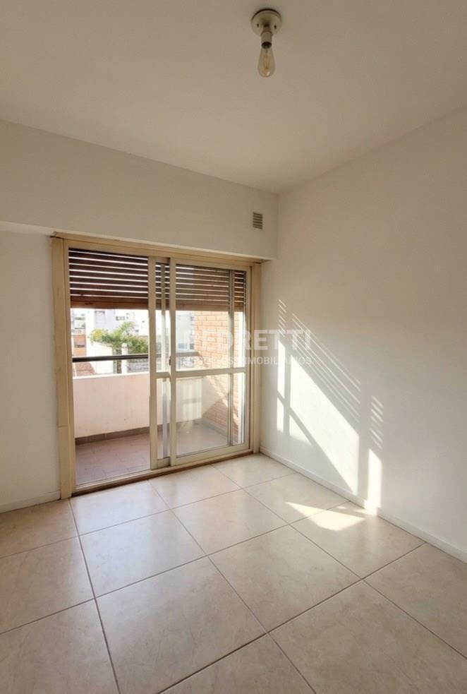 Foto de APTO CRÉDITO. Hermoso Depto 2 Ambientes al frente c/balcón y cochera en, imagen 3