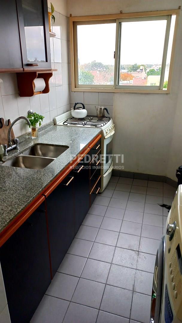 Foto de APTO CRÉDITO. Hermoso Depto 2 Ambientes al frente c/balcón y cochera en, imagen 3