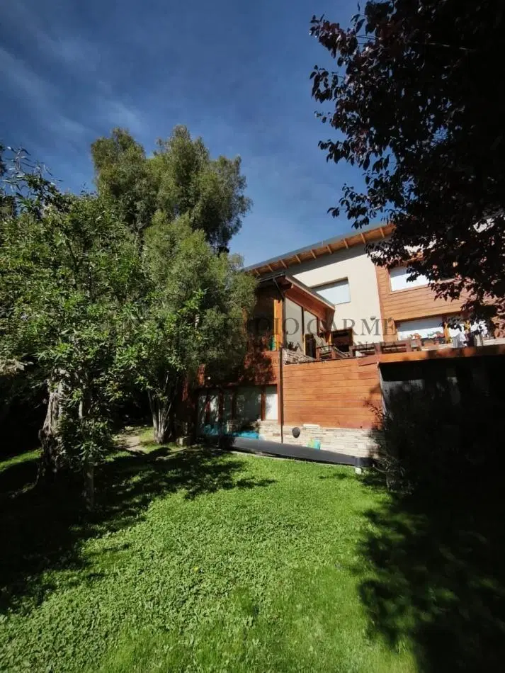 Casa 6 ambientes con vista al lago amplio jardin con riego quincho deck  venta en Bariloche 2