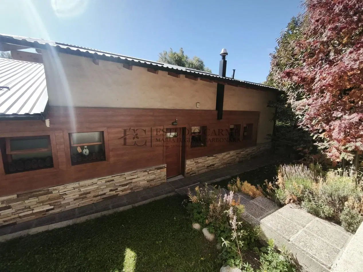 Casa 6 ambientes con vista al lago amplio jardin con riego quincho deck  venta en Bariloche 5