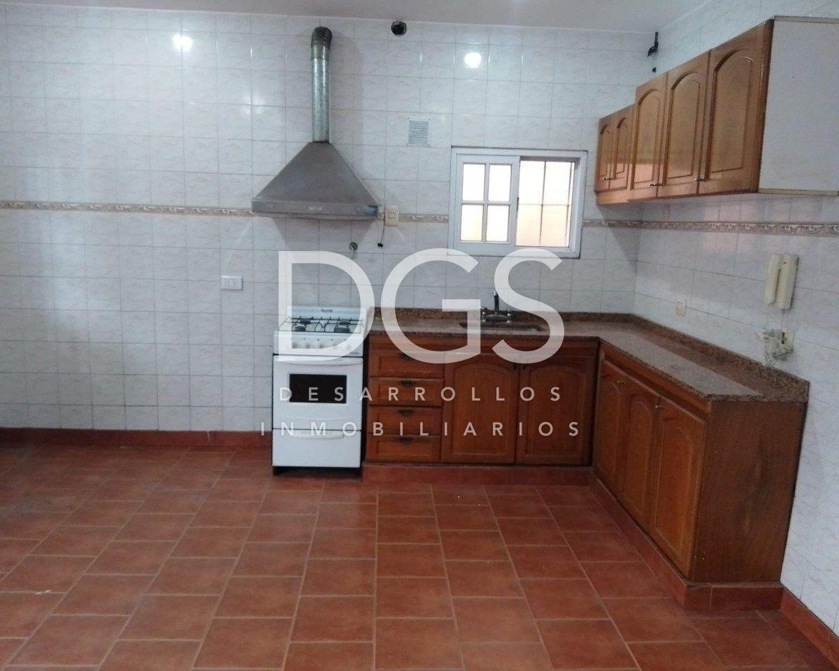 Casa (2 Familias) en Venta en Lomas de Zamora, G. B. a. Zona Sur, Argentina 2