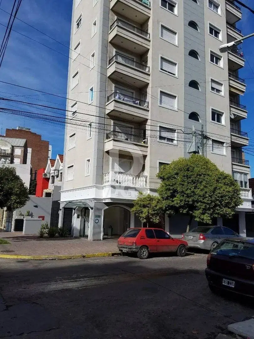 Departamento con cochera doble en Alquiler en Lanús Este 2