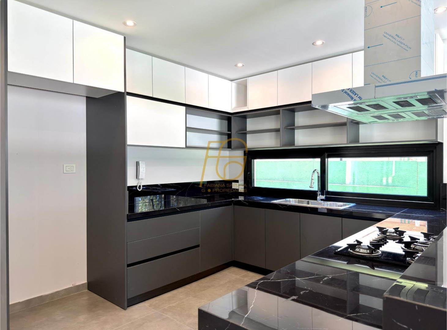 Venta casa 5 ambientes Saint Thomas Oeste