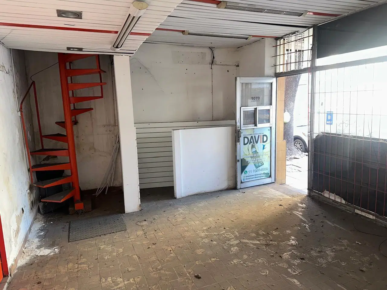 Galpón/Cochera y 2 locales en Venta. Lanús Este.- 2