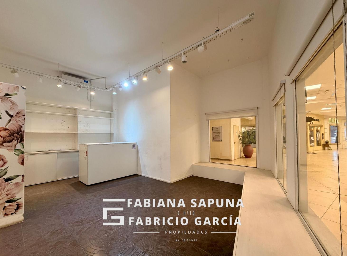 Foto de VENTA LOCAL COMERCIAL EN ESQUINA - PLAZA CANNING, imagen 3