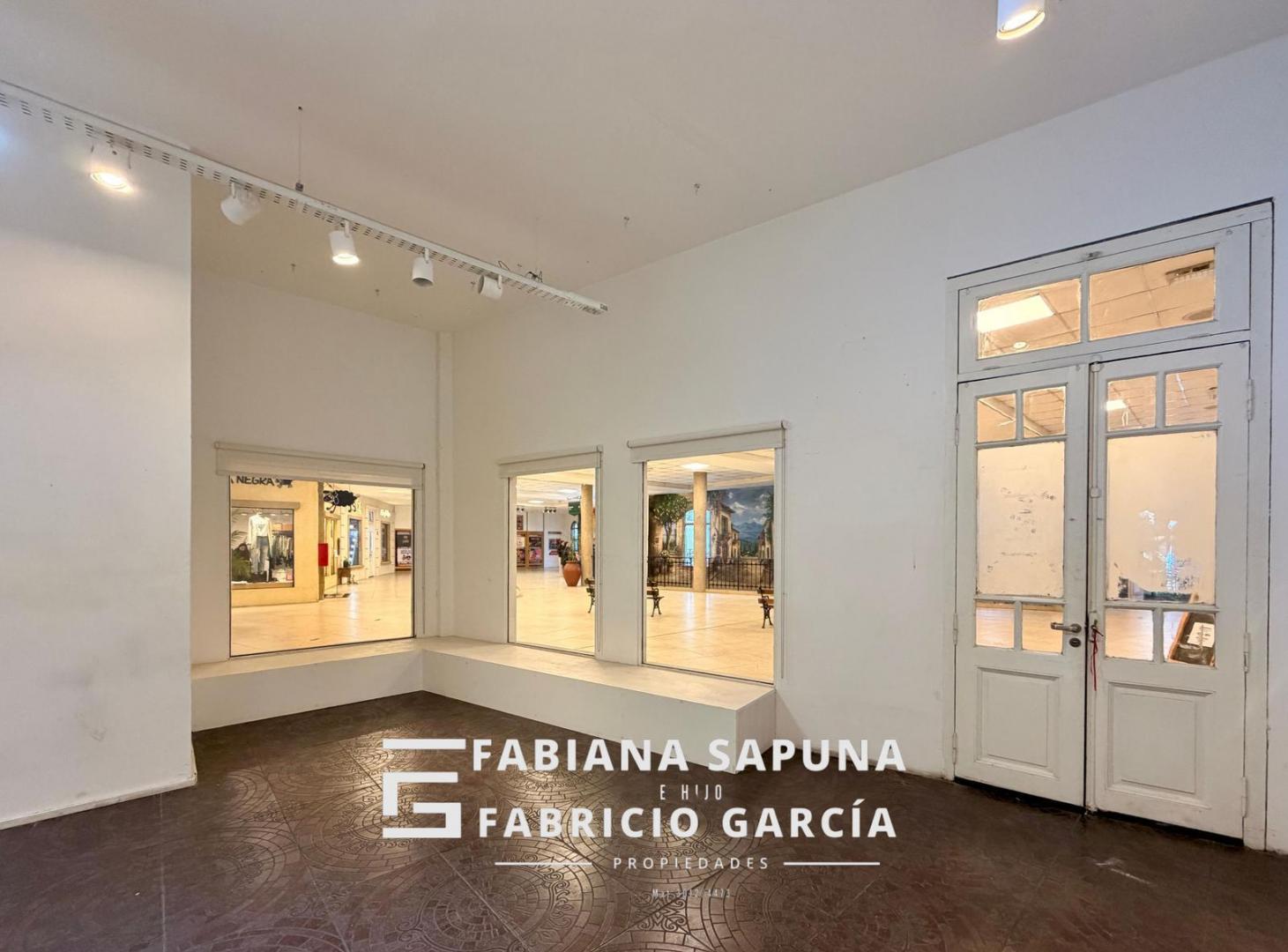 Foto de VENTA LOCAL COMERCIAL EN ESQUINA - PLAZA CANNING, imagen 1