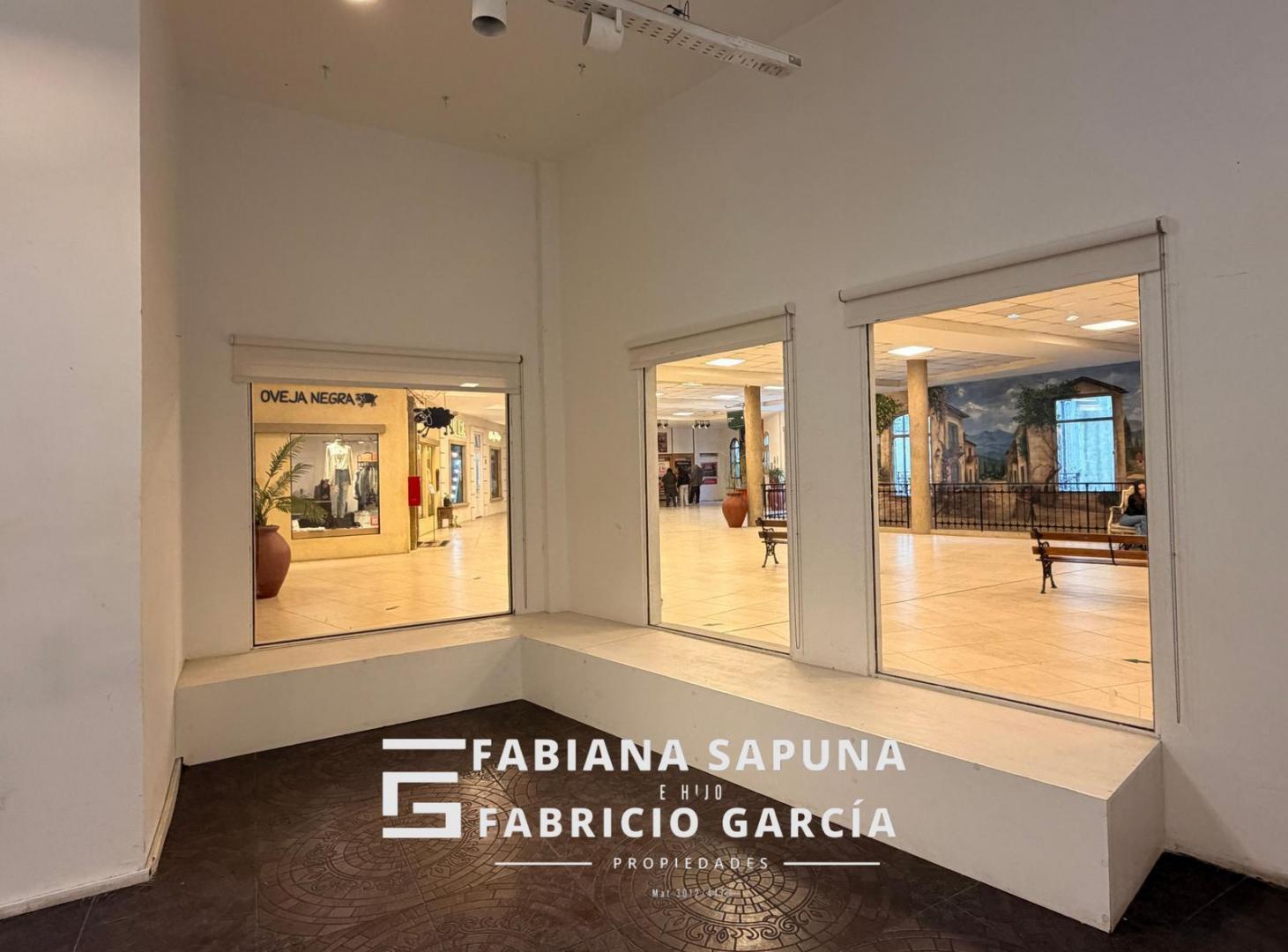 Foto de VENTA LOCAL COMERCIAL EN ESQUINA - PLAZA CANNING, imagen 4