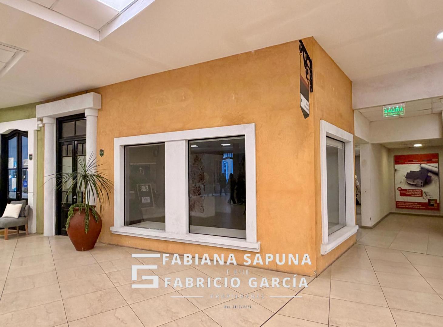 Foto de VENTA LOCAL COMERCIAL EN ESQUINA - PLAZA CANNING, imagen 2