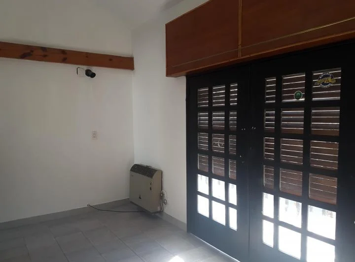 Foto de Casa de 2 plantas con patio y cochera (Garay 400), imagen 2