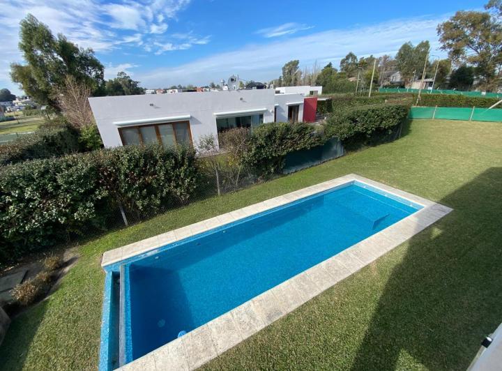 Casa en  alquiler de 4 dormitorios y piscina 5