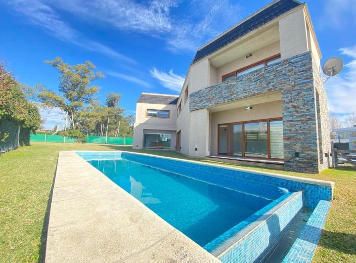 Casa en  alquiler de 4 dormitorios y piscina 2