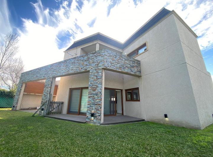 Casa en  alquiler de 4 dormitorios y piscina 1