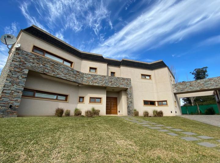 Casa en  alquiler de 4 dormitorios y piscina 4