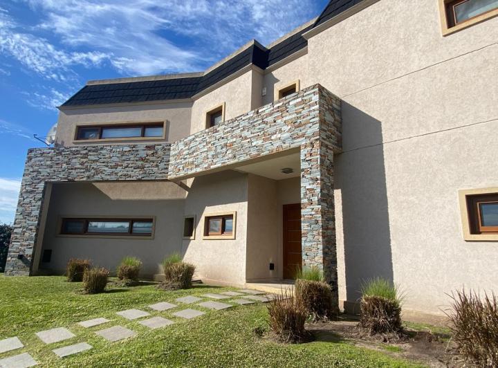 Casa en  alquiler de 4 dormitorios y piscina 3