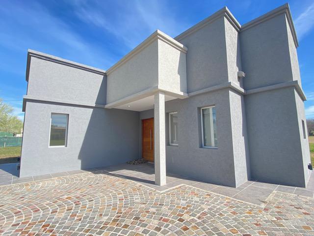 Casa en  barrio cerrado Haras del Sur 3 5