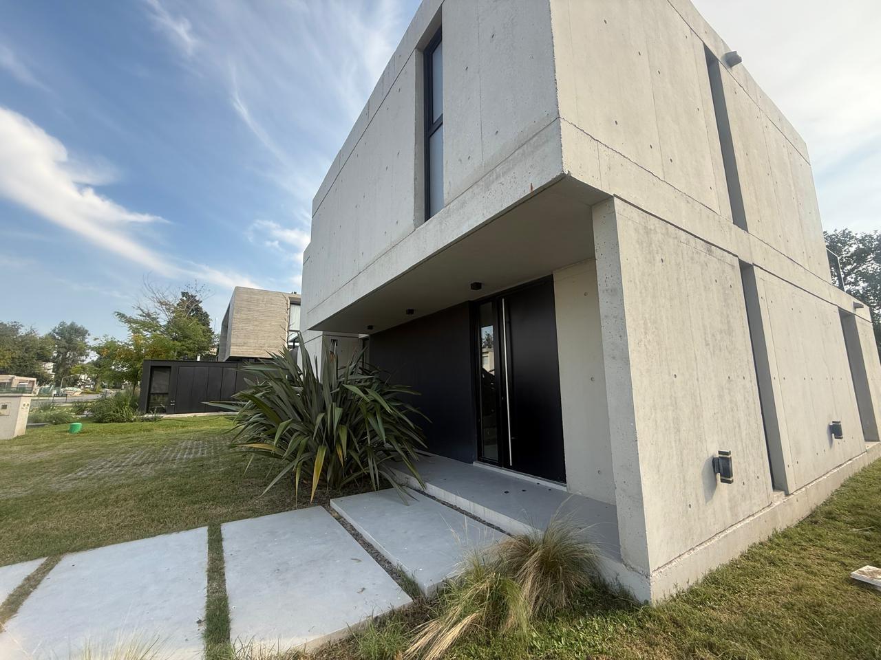 Casa en venta de 3 dormitorios con pileta