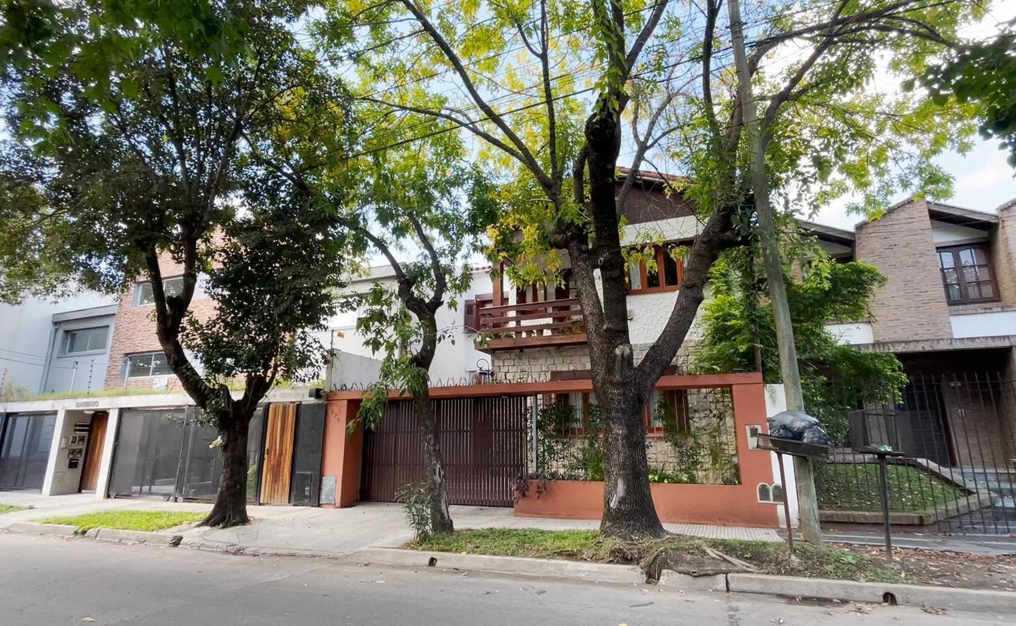 Casa 5 ambientes en venta en Quilmes con Pileta y Quincho