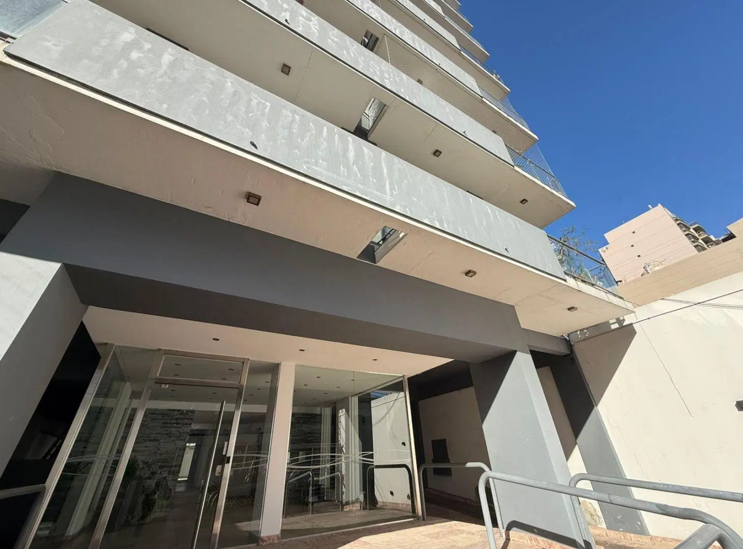 Alquiler departamento de 2 ambientes con cochera 1