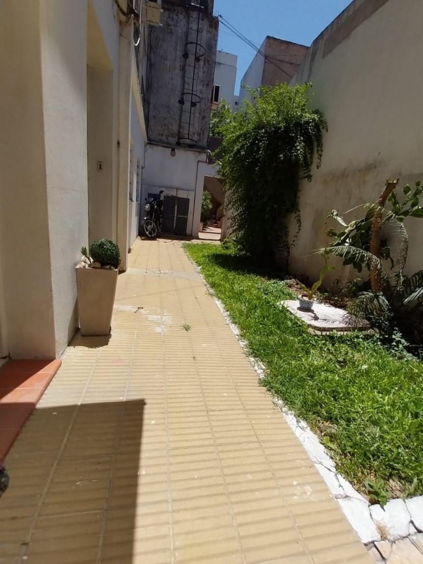 DEPARTAMENTO INTERNO EN PH TIPO CASA TRES AMBIENTES CON PATIO