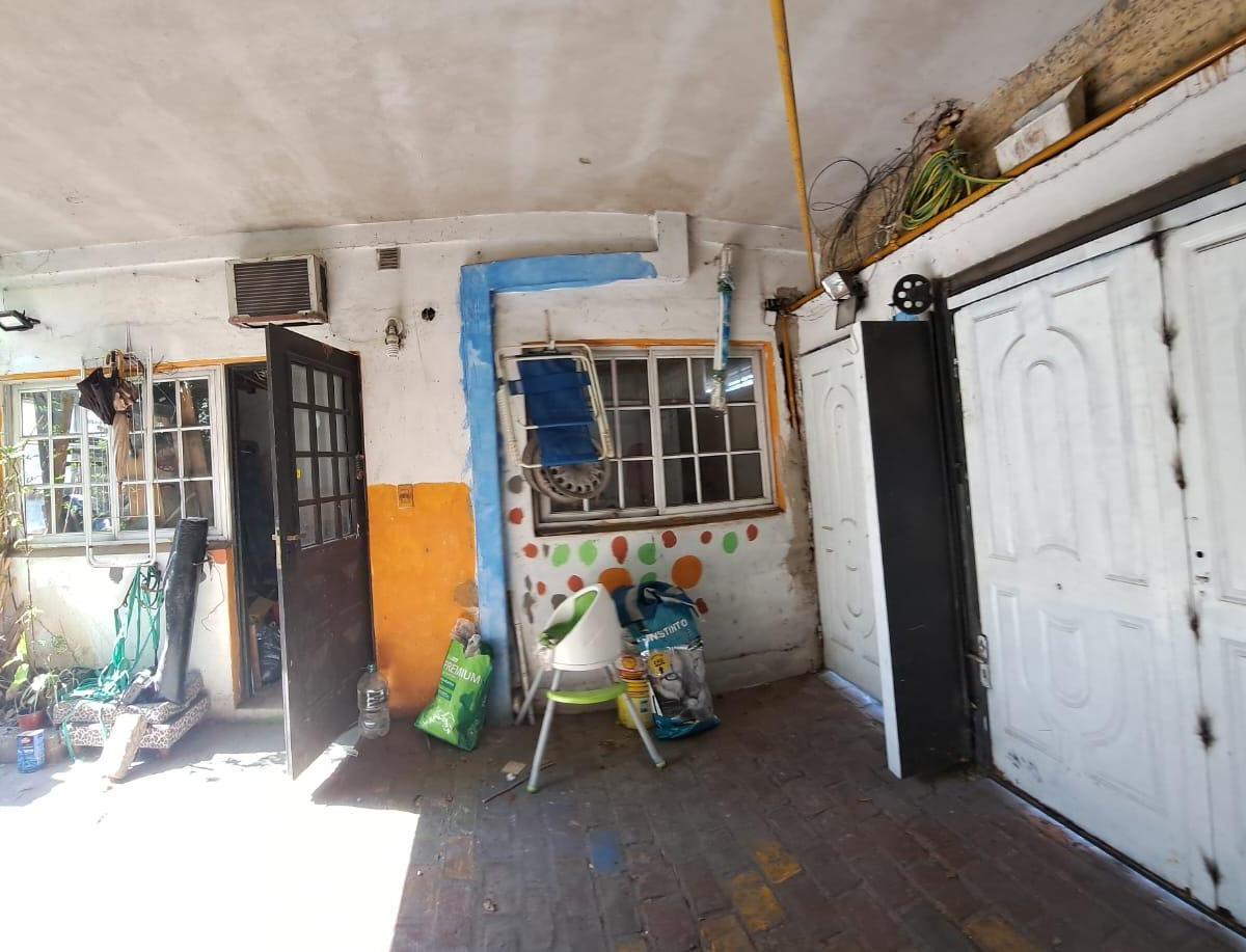 CASA CON COCHERA/PATIO DELANTERO/DEPARTAMENTO EN P.A Y OFICINA/SEGUNDA COCHERA