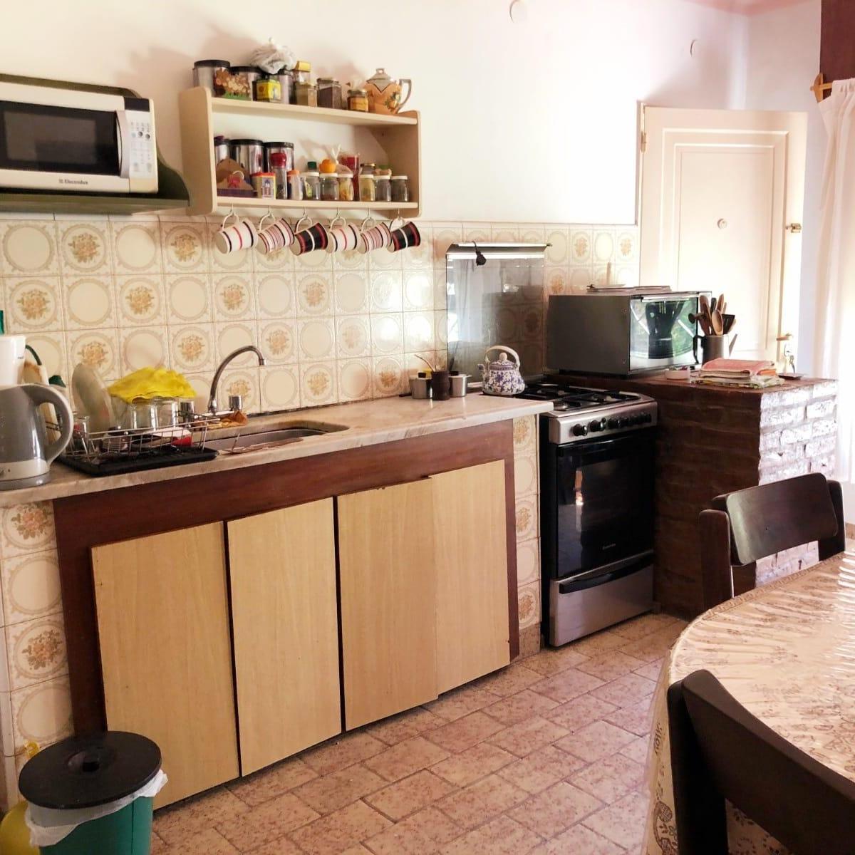 CHALET CON DOS DORMITORIOS, ESCRITORIO, COCHERA Y JARDIN