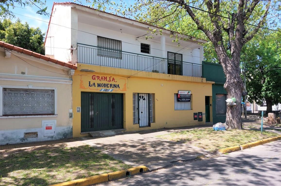 LOCAL Y DOS DEPARATAMENTOS CON COCHERA Y TERRAZA