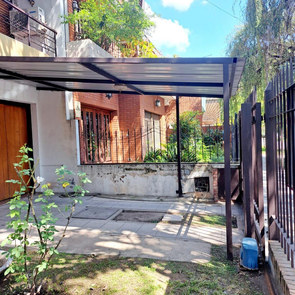 CHALET EN DOS PLANTAS SOBRE LOTE DE 10 X 30 METROS EN EXCELENTE ZONA
