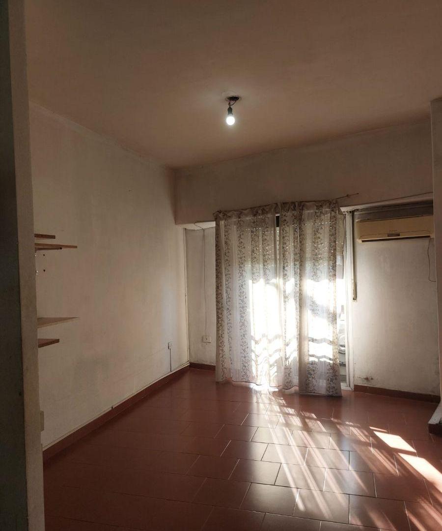 DEPARTAMENTO EN PRIMER PISO POR ESCALERA