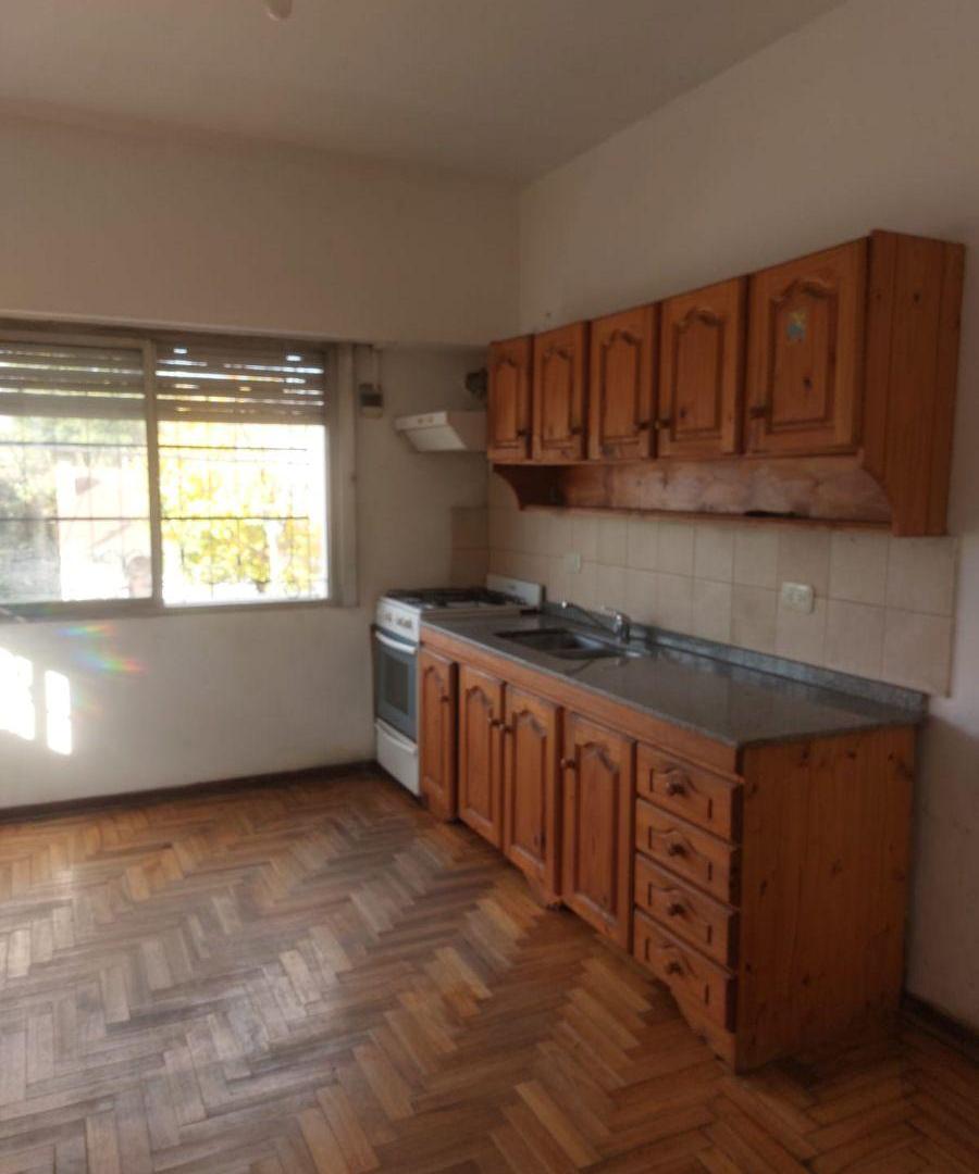 Foto de DEPARTAMENTO 2 AMBIENTES CON TERRAZA Y JARDIN/PISO 1 POR ESCALERA, imagen 2