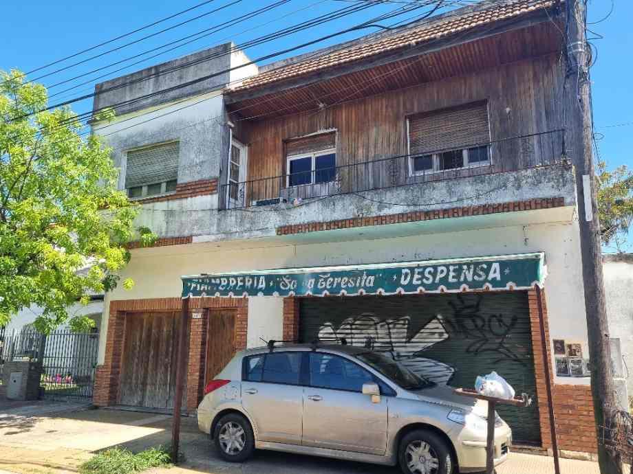 Amplio Departamento Mas un Galpón y un Local Comercial 5