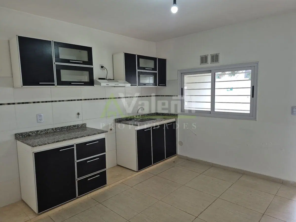 Triplex En Venta 4 Ambientes Con Cochera Y Patio, Parque Johnston, Hurlingham 1