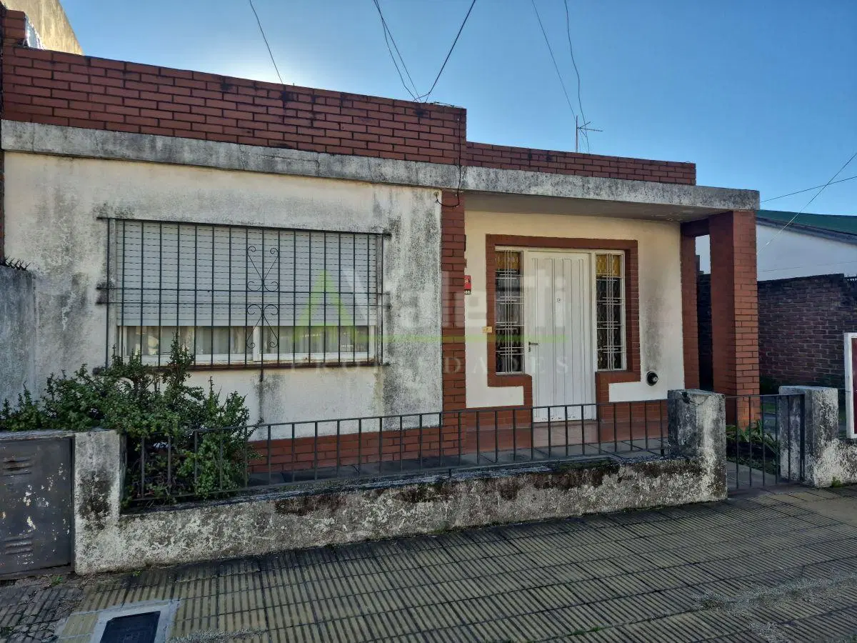 Casa 3 Ambientes En Venta Con Jardin y Garage Pasante, Barrio Luna, Hurlingham 4