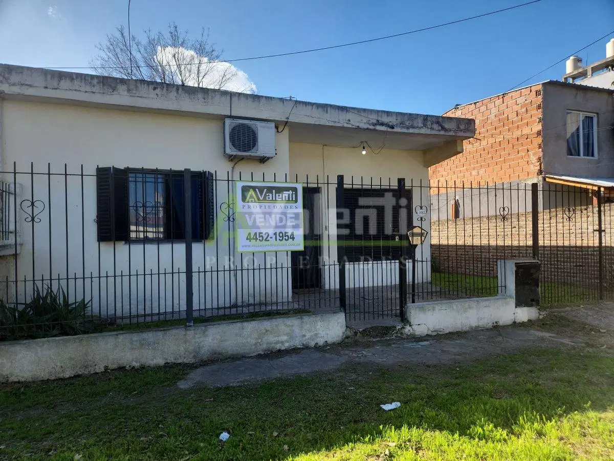 Casa 3 Ambientes En Venta Con Cochera y Jardin, Barrio Luna, Hurlingham 3
