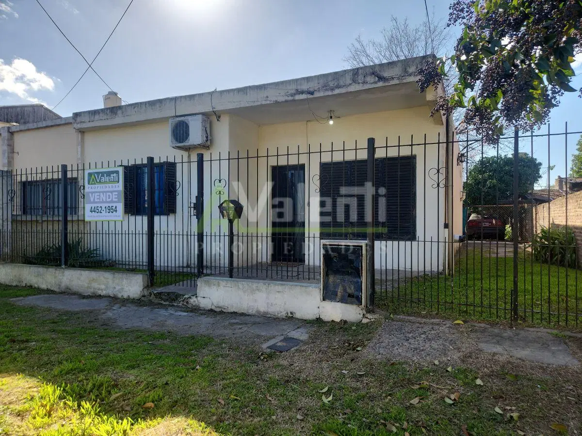 Casa 3 Ambientes En Venta Con Cochera y Jardin, Barrio Luna, Hurlingham 1