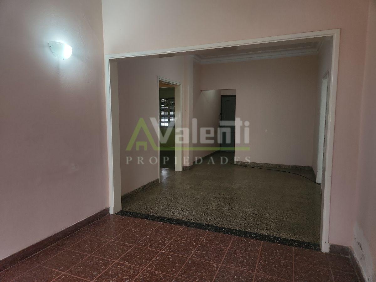 Foto de Casa 4 Ambientes En Alquiler Con Cochera y Jardin, Villa Tesei Centro, imagen 4
