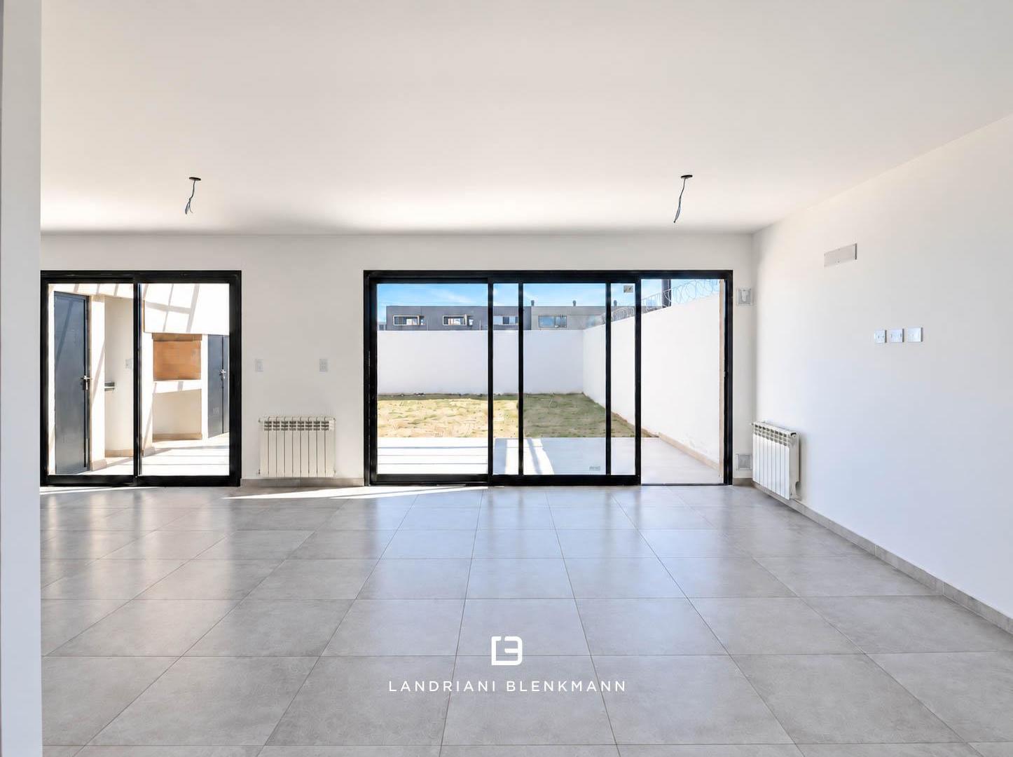 Foto de Duplex 3 Dorm. B° Confluencia Rural | Espacios amplios, Jardin, Galeria, imagen 4