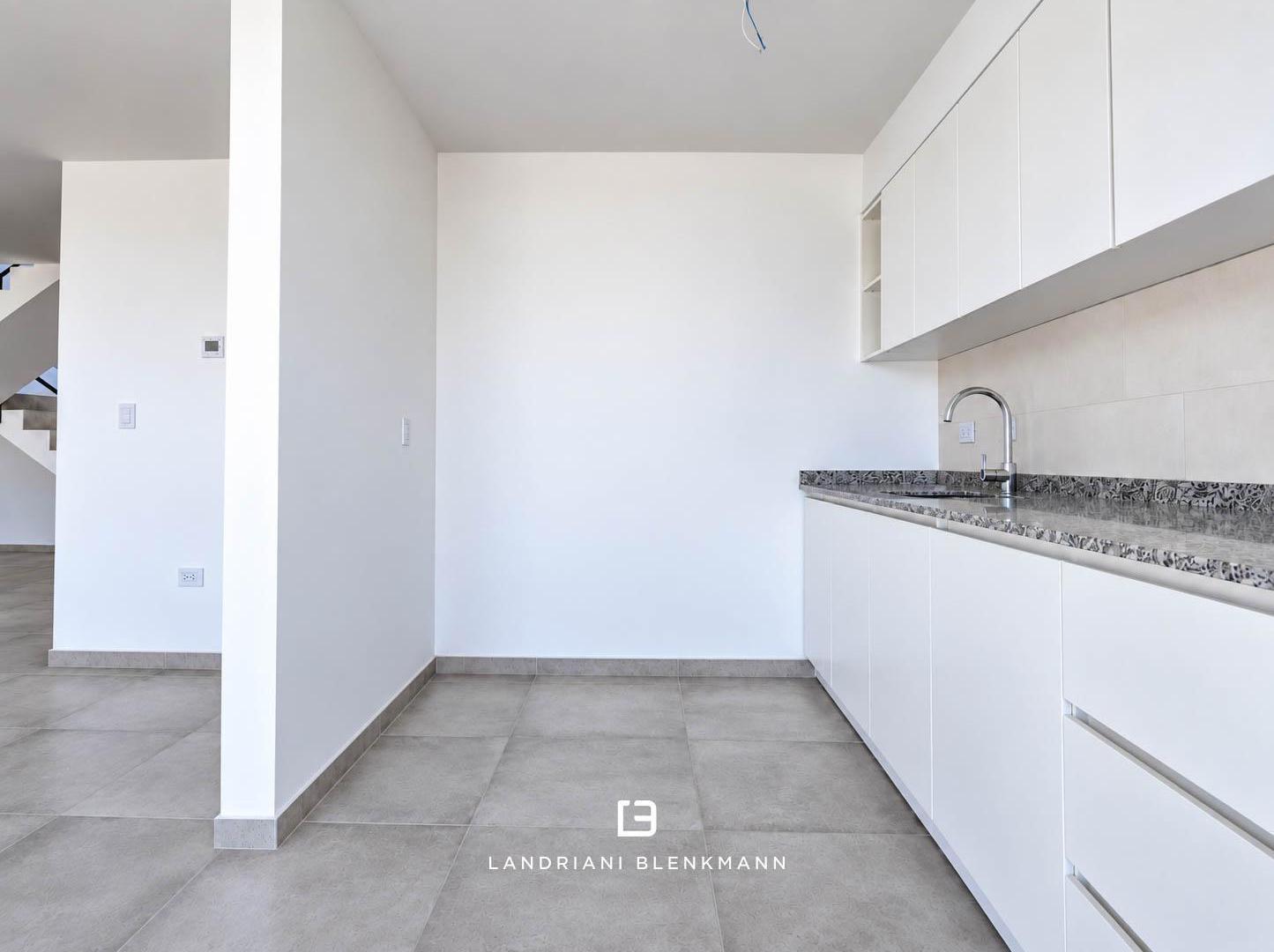 Foto de Duplex 3 Dorm. B° Confluencia Rural | Espacios amplios, Jardin, Galeria, imagen 2